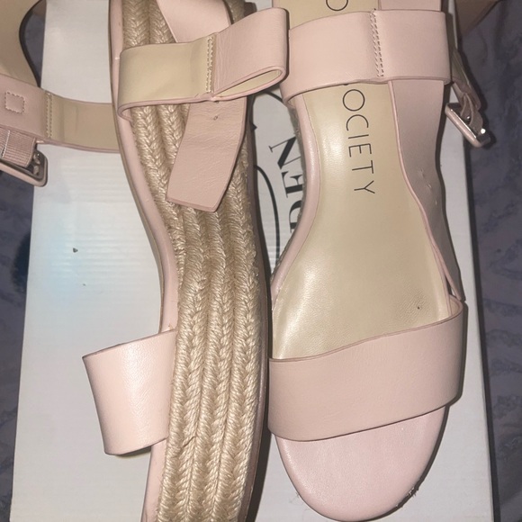 Cute Platform Sandals - Picture 2 of 3